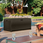 Suncast - Coffre de terrasse en résine tressée 73 gal - Java-Le couvercle renforcé offre une solution unique de sièges et de rangement.