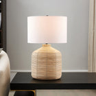 Hudson&Canal - Lampe de table surdimensionnée en rotin Jolina , 68 cm de haut, avec abat-jour en tissu - Rotin naturel/blanc-Associé à un abat-jour en tissu tambour blanc