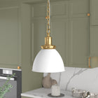 Hudson&Canal - Suspension Elodie , 20 cm de large, avec abat-jour en métal - Blanc mat/laiton/blanc mat-Des finitions artisanales blanches mates et en laiton sont appliquées sur la base ronde en métal