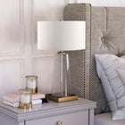 Hudson&Canal - Lampe de table Dax 27,5" avec abat-jour en tissu - Verre grainé/laiton/blanc-Une finition artisanale en verre ensemencé et en laiton est appliquée à la base en métal et en verre fantaisie