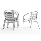 Chaise de restaurant empilable commerciale pour intérieure/extérieure en aluminium avec dossier à trois lattes et appuis-bras-Le siège texturé garantit une assise sûre