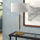 Hudson&Canal - Lampe de table Simone 25" de hauteur, 2 lumières, avec abat-jour en tissu - Chêne rustique/laiton/blanc-Une finition artisanale en chêne rustique et en laiton est appliquée à la base en métal du chandelier
