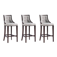 Manhattan Comfort - Tabouret de bar Fifth Avenue 19" traditionnel rembourré en similicuir - gris clair - lot de 3-Tabouret de bar traditionnel avec dossier parfait pour une utilisation au bar et dans la cuisine. Ensemble de 3
