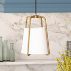Hudson&Canal - Suspension Marduk de 28 cm de large avec abat-jour en tissu - Laiton/blanc-Une finition en laiton fabriquée à la main est appliquée à la base en métal fantaisie