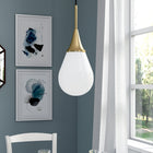 Hudson&Canal - Suspension Ambrose de 19,4 cm de large avec abat-jour en verre - Laiton/blanc lait-Une finition en laiton fabriquée à la main est appliquée à la base en métal du globe
