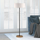 Hudson&Canal - Lampadaire Estella bicolore avec abat-jour en tissu - Noir mat/laiton/blanc-Une finition noire mate et laiton artisanale est appliquée sur la base ronde en métal
