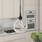 Hudson&Canal - Suspension Ida , 24 cm de large, avec abat-jour en verre - Noir mat/transparent-Une finition noire mate artisanale est appliquée sur la base en métal de la gourde