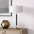 Hudson&Canal - Lampe de table Simone 25" de hauteur, 2 lumières, avec abat-jour en tissu - Noir/laiton/blanc-Une finition noire et laiton artisanale est appliquée à la base en métal du chandelier