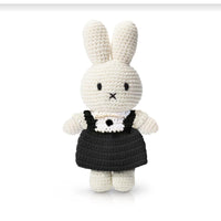 Just Dutch Miffy - Jouet en peluche de lapin fait à la main - Uniforme scolaire-Charmante peluche faite à la main mettant en vedette le personnage emblématique de Miffy avec une tenue crochetée à la main