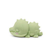 Tonies - Les copains du dodo : Doudou Croco figurine Tonie - Français-Liste des titres (en français) : 1. Introduction 2. Chanson du dodo 3. Doudou Croco n'arrive pas à s'endormir 4. Au calme sous la cascade 5. Construire une grotte du dodo 6. L'endroit le plus silencieux du monde 7. Dors bien, Doudou Croco Durée totale : env. 40 minutes