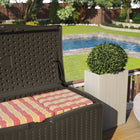 Suncast - Coffre de terrasse de 124 gal avec motif en chevrons - couleur Java-Le couvercle renforcé offre une solution unique de rangement et d’assise. Verrouillable avec un cadenas pour une sécurité accrue, cadenas non inclus.