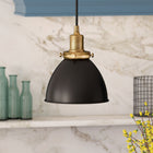 Hudson&Canal - Suspension Madison de 20 cm de large avec abat-jour en métal, - Noir/Laiton/Noir-Une finition noire et laiton artisanale est appliquée à la base ronde en métal