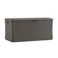 Suncast - Coffre de terrasse extra-large en osier de 134 gallons - couleur Stoney-Les panneaux à parois multiples sont conçus pour offrir solidité et durabilité.
