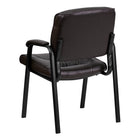 Flash Furniture – Chaise de réception/d’invité en cuir avec une structure finie noire, brun-Siège et dossier rembourrés et toufetés