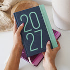 Letts of London - 2027 agenda hebdomadaire/mensuel Essence avec reliure cousue et couverture en lin recyclé – 8 1/4 po x 5 7/8 po – turquoise – multilingue-10