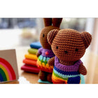 Just Dutch Boris - Jouet en peluche de lapin fait à la main - Rainbow Overall-Dimensions sont 4 po L x 2 po L x 10 po H