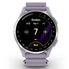 Garmin - Approche J1 Lunette en aluminium argenté avec bande en tissu ComfortFit lilas-Personnel par: Ajustez le par pour correspondre au niveau de compétence du golfeur afin d'aider à établir des objectifs réalistes et à renforcer la confiance