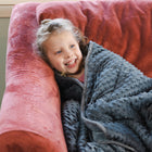 Bouncyband - Couverture sensorielle lestée en polaire douce de taille moyenne pour enfants, 10 lb, 65 po x 45 po-SOULAGE LES TREMBLEMENTS : la couverture lestée est comme une étreinte chaude et apaisante qui procure une sensation de bien-être pour que les enfants soient plus en sécurité à l'intérieur et plus à l'aise et en confiance à l'extérieur