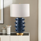 Hudson&Canal - Lampe de table en céramique Farrington de 66 cm de haut avec abat-jour en tissu - Bleu marine mat/blanc-Une finition artisanale bleu marine et laiton est appliquée sur la base ronde en céramique