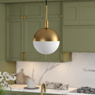 Hudson&Canal - Suspension Orb de 20 cm de large avec abat-jour en verre - Laiton/blanc lait-Une finition en laiton fabriquée à la main est appliquée à la base en métal du globe