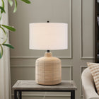 Hudson&Canal - Lampe de table Jolina 52 cm de haut, petite, en rotin avec abat-jour en tissu - Rotin naturel/blanc-Conçu pour une ampoule à incandescence de 60 W - ampoule LED de 9 W, ampoule fluorescente (CFL) de 13 W ou ampoule LED à ballast automatique de 9 W, ampoule à culot E26, ampoule non incluse