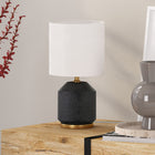 Hudson&Canal - Lampe de table Esther 38 cm de haut en céramique texturée avec abat-jour en tissu - Noir mat/laiton antique/blanc-Une finition noire mate artisanale est appliquée sur la base ronde en céramique