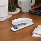 Swingline - Cub Agrafeuse compacte en métal - Blanc-Agrafe en toute sécurité jusqu'à 20 feuilles, gérant facilement la plupart des tâches d'agrafe