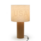 Decent Living - Lampe de table en bois d'érable - Drapeau des États-Unis avec USA-Fabriqué au Canada avec de l'érable canadien local de première qualité.