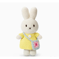 Just Dutch Miffy - Jouet en peluche de lapin fait à la main - Robe jaune pastel avec sac fleur bleue-Charmante peluche faite à la main mettant en vedette le personnage emblématique de Miffy avec une tenue crochetée à la main