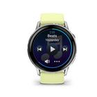 Garmin - Venu 4 – 45 mm, Argent avec bande en silicone Citron-Options d'entraînement: Suivez toutes les façons dont vous bougez avec plus de 80 applications de sport GPS et en intérieur préchargées — y compris la marche, la course, le cyclisme, l'entraînement en force, la mobilité, des séances mixtes pour suivre plusieurs activités et plus encore. Et recevez des entraînements suggérés quotidiennement en fonction de vos données d'entraînement et de récupération