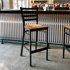 Flash Furniture – Tabouret bistro HERCULES en métal, dossier à traverses, noir, siège en bois naturel (XUDG697BBARNTW)-Capacité de poids de 500 lb