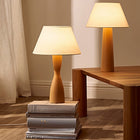 Decent Living - Lot de 2 lampes de table en hêtre - W et M-Grain de bois unique : chaque lampe présente son propre motif de grain de bois distinct.
