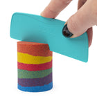 Kinetic Sand - Mélange arc-en-ciel-Sable qui coule comme par magie : Avec le Kinetic Sand, le sable magique, malléable et envoûtant, découvrez une nouvelle sensation au toucher ! Grâce à sa formule unique, le Kinetic Sand peut facilement être modelé et garde sa forme.