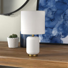 Hudson&Canal - Lampe de table en céramique Lambert de 38 cm de haut avec abat-jour en tissu - Blanc mat/laiton/blanc-Une finition blanche mate artisanale est appliquée sur la base ronde en céramique et en métal