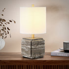 Hudson&Canal - Lampe de table en pierre Pacha (40 cm) avec abat-jour en tissu - Travertin veiné gris-Nettoyer avec un chiffon doux et sec, sans produits chimiques agressifs ni produits de nettoyage abrasifs