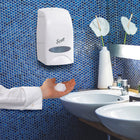Distributrice manuelle de produits pour les soins de la peau en cartouche de Scott Essential (92144) - Capacité de 1 L - Blanc-Compatible avec les supports de fixation universels et le protecteur de mur et de plancher