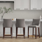 Manhattan Comfort - Shubert tabouret de comptoir moderne en similicuir 22,64" - taupe foncé - lot de 3-Cadre en bois de hêtre massif avec une finition foncée riche - dispose d’une plaque de pied en métal doré