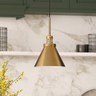 Hudson&Canal - Suspension Zeno de 21,6 cm de large avec abat-jour en métal - Laiton/laiton-Une finition en laiton fabriquée à la main est appliquée sur la base ronde en métal