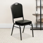 Flash Furniture – Chaise à dossier en couronne empilable Hercules, siège en vinyle noir de 2,5 po, cadre argenté nervuré, p/4-Coussin de siège épais de 2,5 pouces