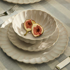 Casa Domani - Plateau Rond Solare en crème 33 cm - Lot de 2-Toutes les pièces sont finies à la main, ce qui rend chaque pièce unique.