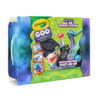 Crayola - Poste sensoriel tout-en-un Goo galactique-POSTE SENSORIEL GOO GALACTIQUE CRAYOLA : Comprend 1 poste sensoriel, 4 sachets de poudre à GOO blanche, 4 p'tits extras (confettis lune, confettis étoile, sable, billes), 2 mini colles scintillantes, 1 présentoir à GOO en forme d'extraterrestre, 4 mini pots à GOO avec couvercles, 4 étiquettes, 4 marqueurs lavables ultra-propres et 1 cuillère à mesurer