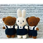 Just Dutch Boris - Jouet en peluche de lapin fait à la main - Poupée au crochet pour uniforme d’école-Conçue comme un objet de collection sûr et durable ou un accent décoratif pour les fans de tous âges