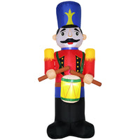 HOMCOM - Colouré 8 pieds Gonflable Casse-Noisette Soldat Battant Tambour LED Extérieur-Soldat en noyer de 8 pieds de haut portant un grand chapeau et un uniforme militaire avec un tambour accroché à la poitrine 
