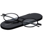 ThinOptics FrontPage collection, Manhattan 1.5 Lecteur avec Milano Pod Noir - Noir-18 mois de matériaux et d'ingénierie informatique ont réduit la masse et le volume non essentiels pour offrir le FrontPage breveté: les lunettes de lecture les plus légères possibles avec une gamme de dioptries 1,5-2,5x.
