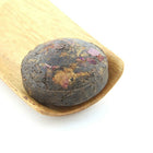 Tao Tea Leaf - Thé pu-erh à la rose (Shou), 50 g de thé en vrac-Il a un léger soupçon de parfum de pêche avec un bel équilibre entre le thé et les roses. Le plein arôme apparaît lorsque la galette se défait lors de la deuxième infusion