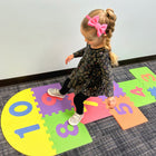 Kore Design - Tapis de jeu en mousse pour enfants, marelle emboîtable (12,6 po × 12,6 po × 0,40 po) - Lot de 12-Simple à nettoyer : Conçu pour supporter un jeu animé, notre tapis de sol en mousse se nettoie sans effort, garantissant un entretien facile et un plaisir durable pour vos enfants !