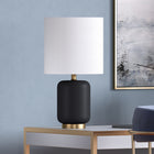 Hudson&Canal - Lampe de table en céramique Lambert de 38 cm de haut avec abat-jour en tissu, - Noir mat/blanc-Une finition noire mate artisanale est appliquée sur la base ronde en céramique et en métal