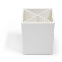 Porte-crayon divisé en plastique TRU RED, blanc-Utilisez ce porte-crayon pour garder les surligneurs, les crayons et les stylos à portée de main.