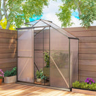 Outsunny - Serre en polycarbonate 6 pi x 8 pi avec porte coulissante-Composé de panneaux en polycarbonate à double paroi de 4 mm et d'un cadre en alliage d'aluminium avec revêtement en poudre  

