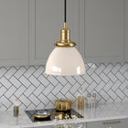 Hudson&Canal - Suspension Madison de 20 cm de large avec abat-jour en métal, - Blanc nacré/laiton/blanc nacré-Une finition artisanale blanche nacrée et laiton est appliquée sur la base ronde en métal